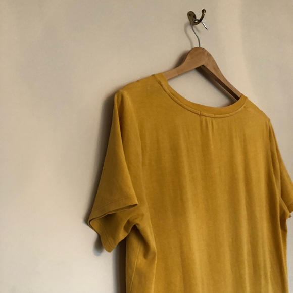 Aritzia TNA T-Shirt Yellow Scoop Neck - Picture 2 of 7